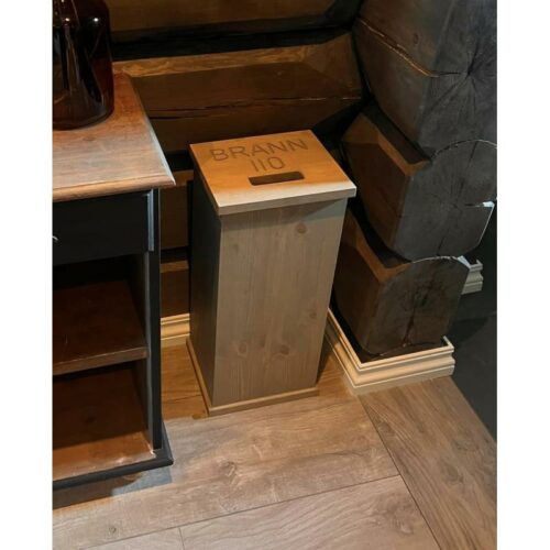 Skap til brannslukningsapparat brunbeiset